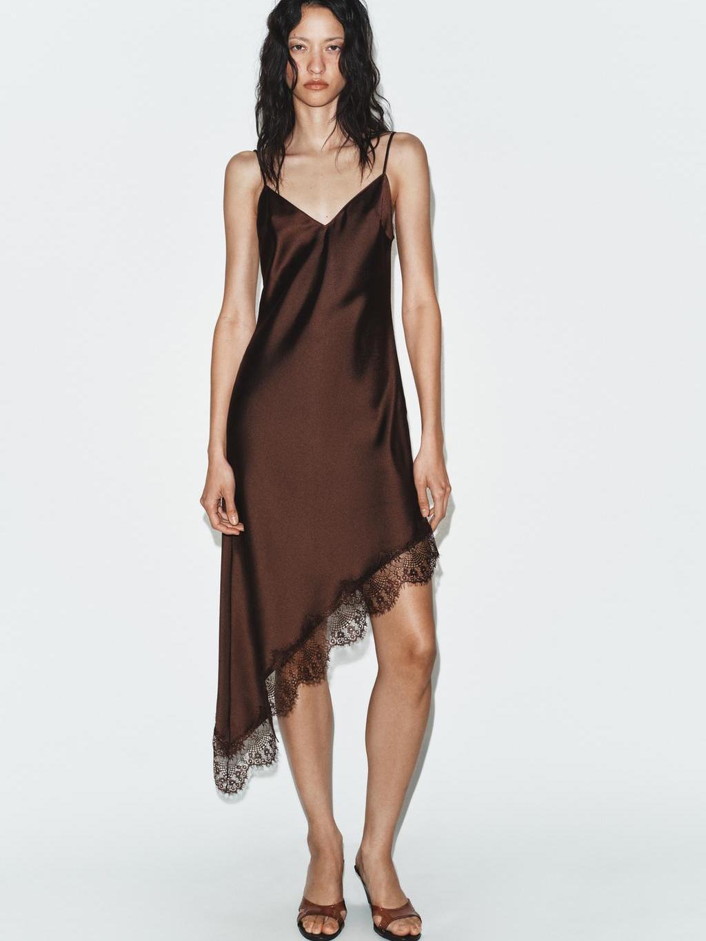 Ethnic Fashion Trends 2026 - Vestido con Sensación de Satén de